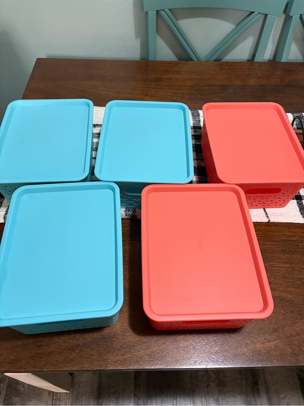 Set of 5 storage bins.